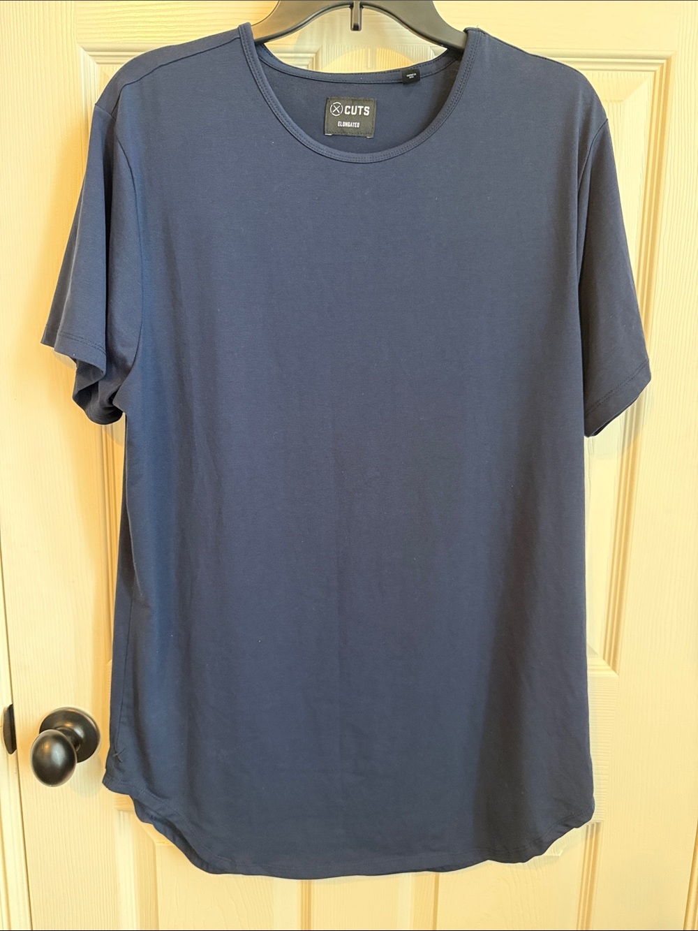Cuts elongated men’s tee